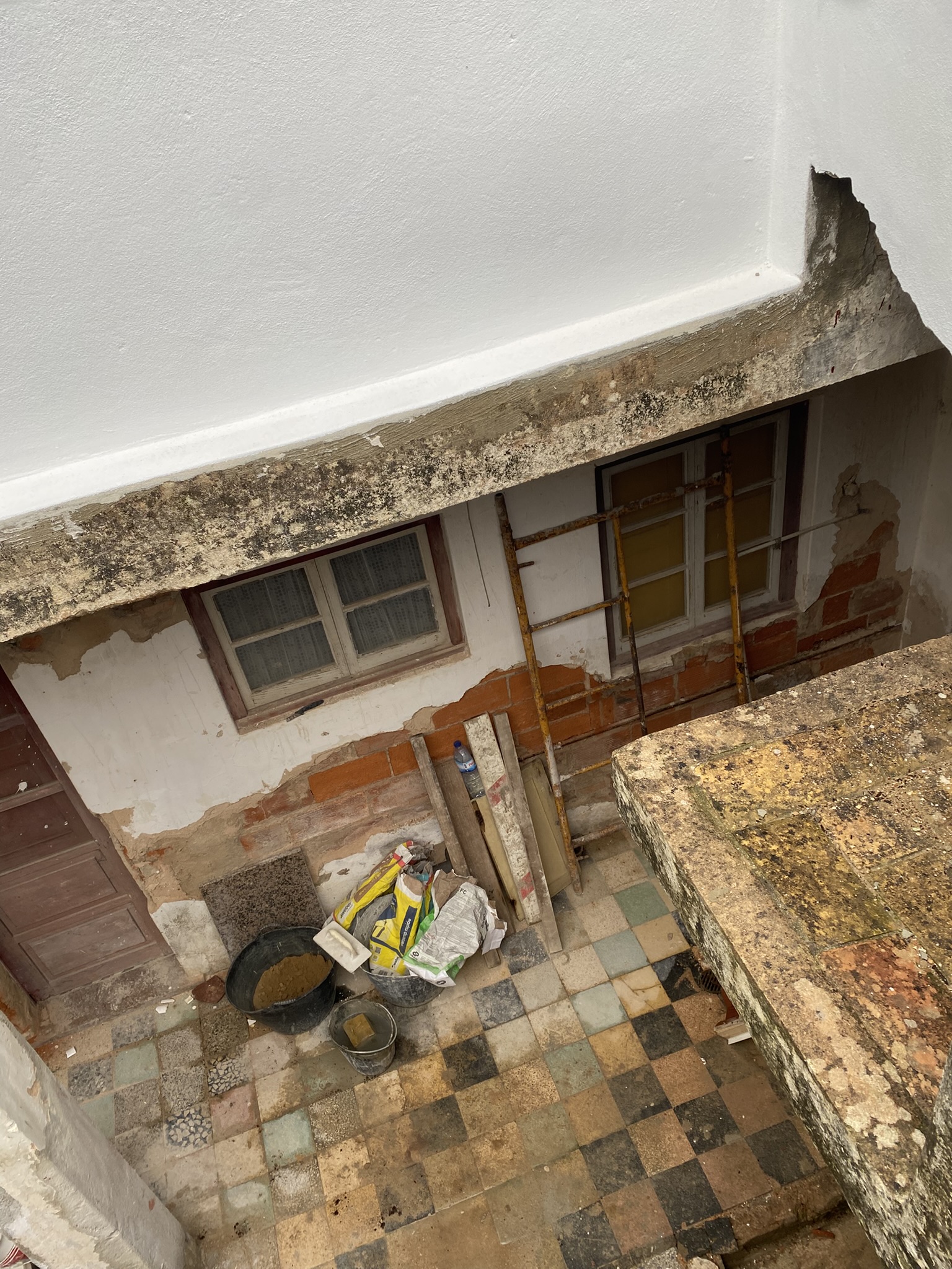 Courtyard image of masterbedroom wall