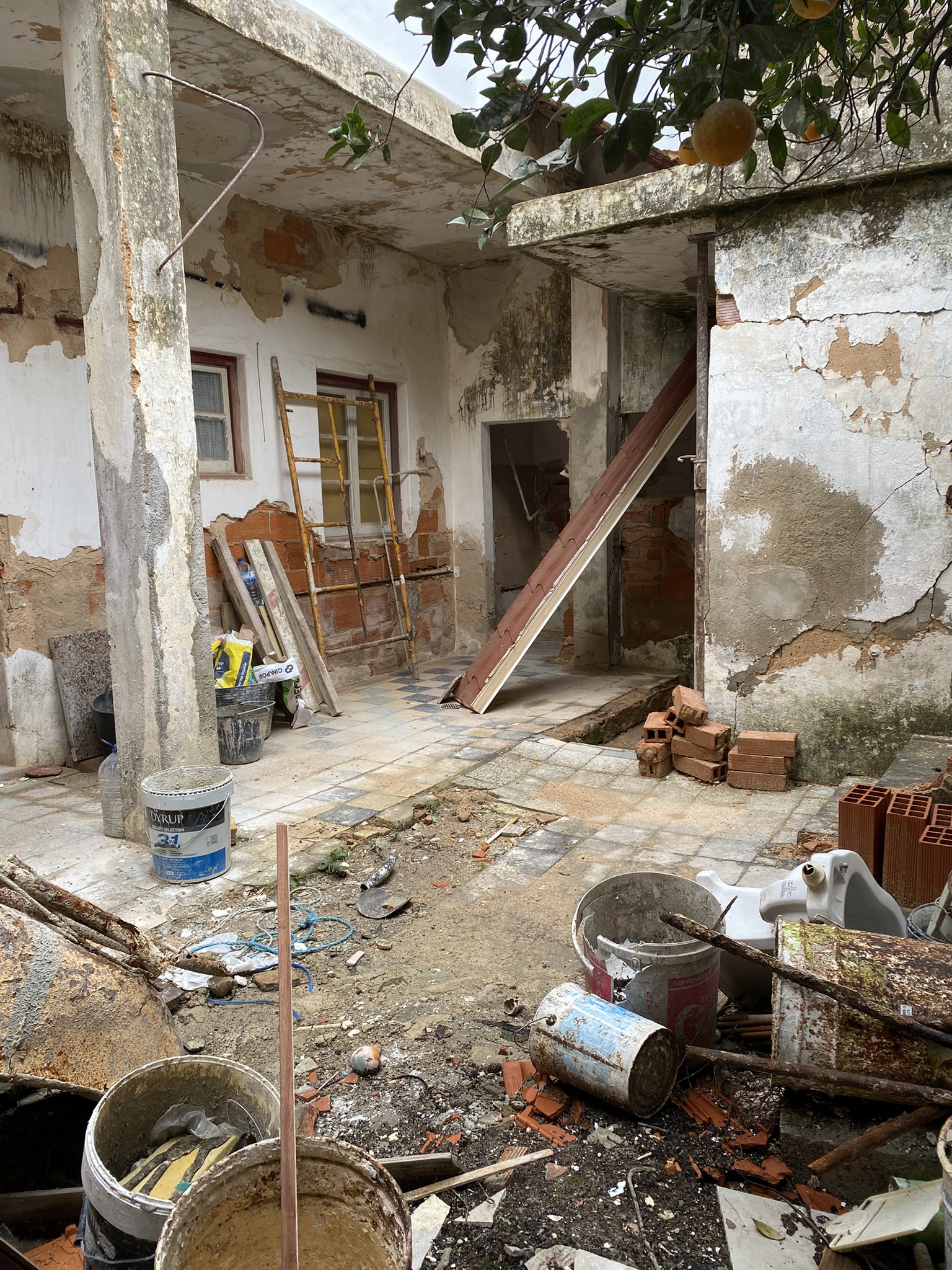 Courtyard image of masterbedroom and toilet