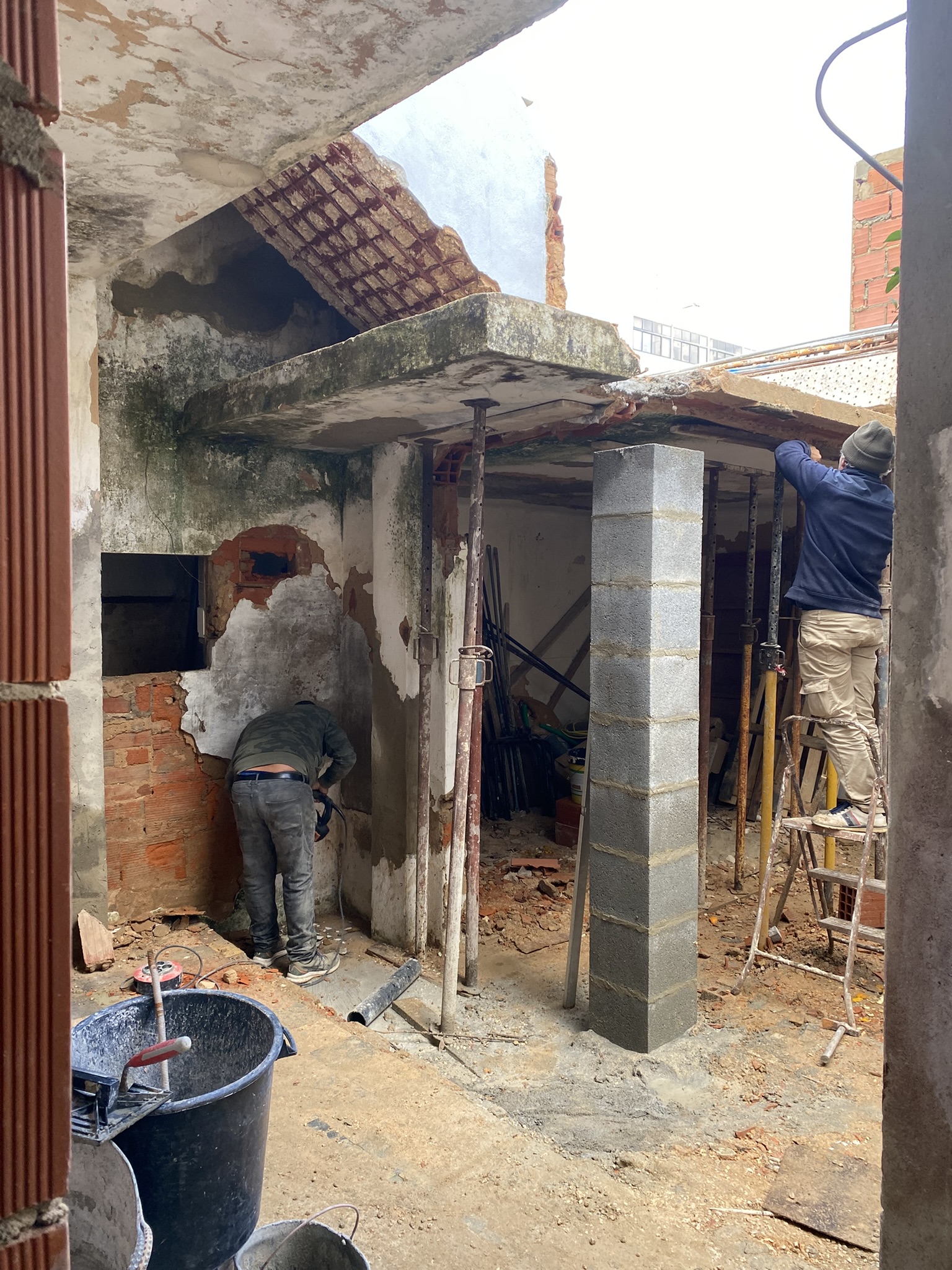 Courtyard image of galeria with new pillar
