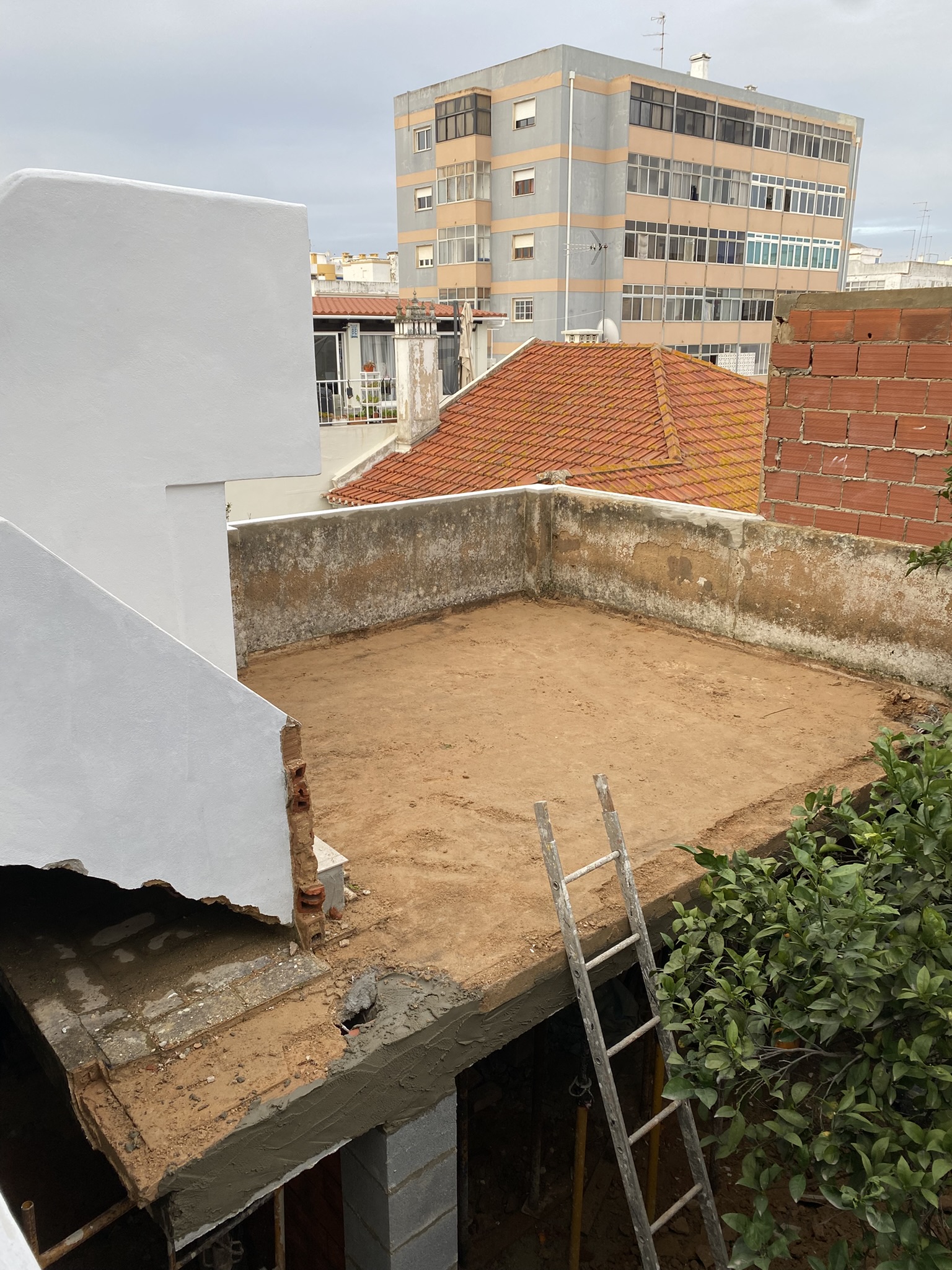 Galeria ceiling/mezzanine terrasse missing tiles