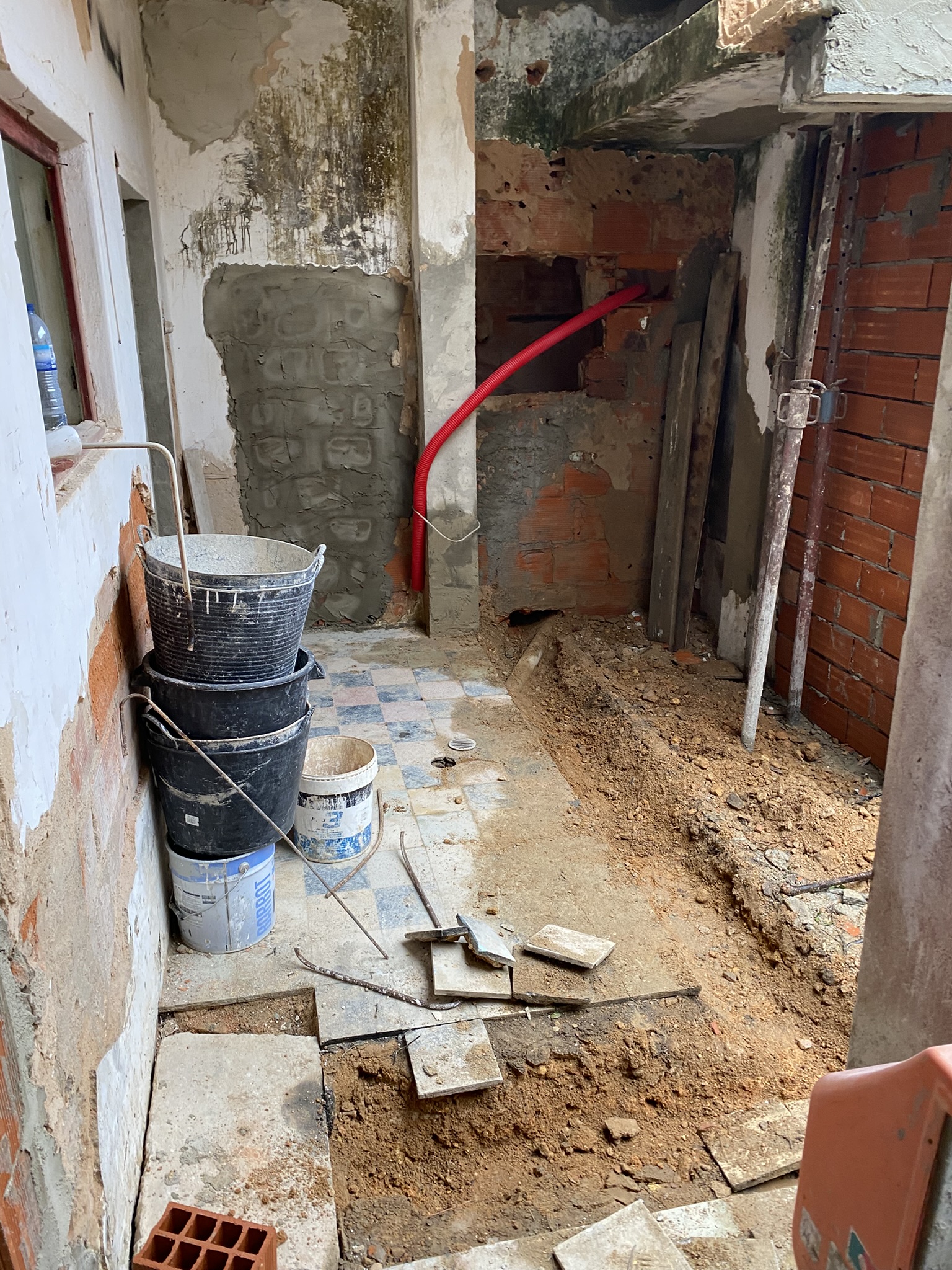 Master bedroom toilet wall