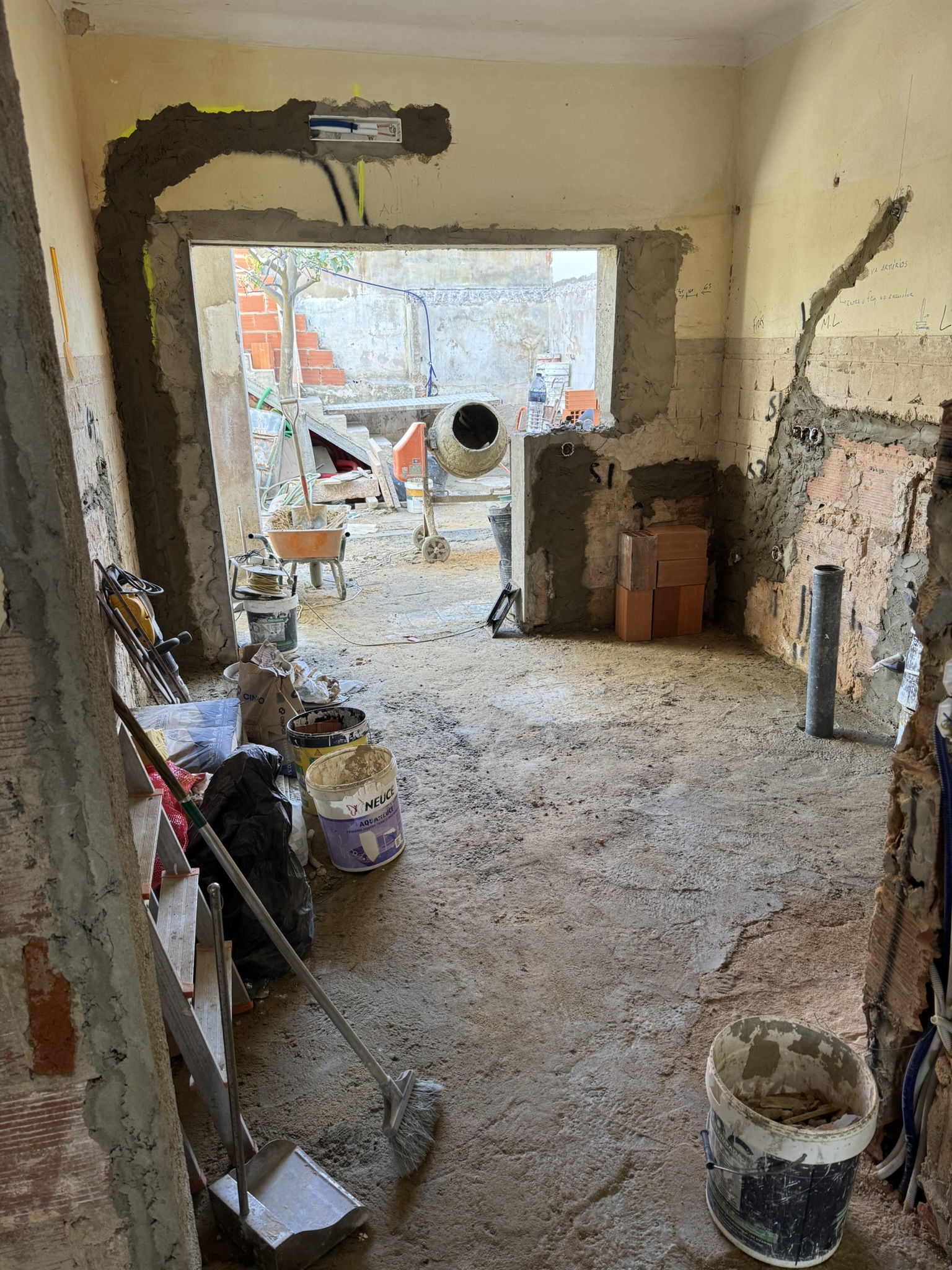 From diningroom to courtyard