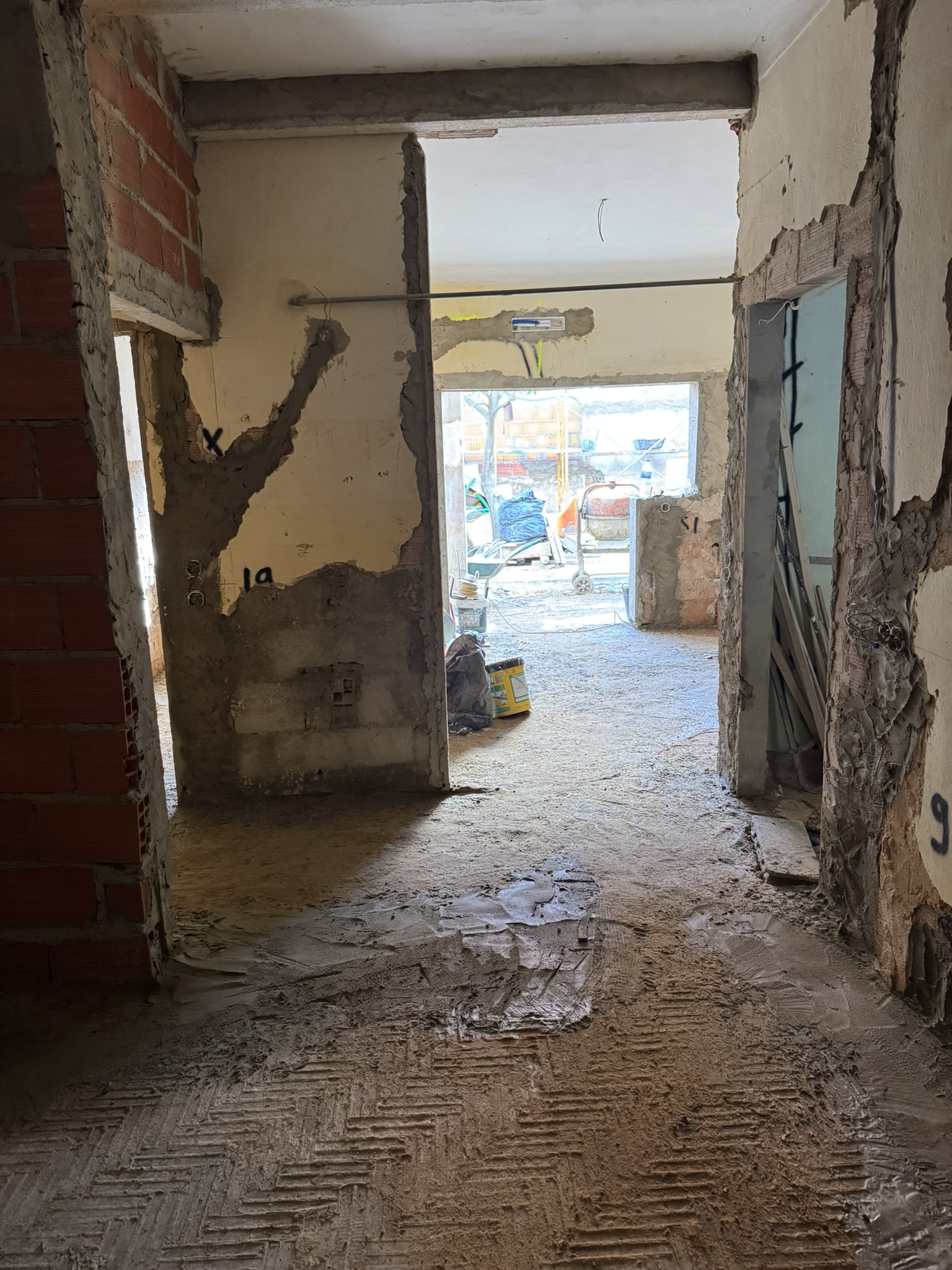 From diningroom to courtyard