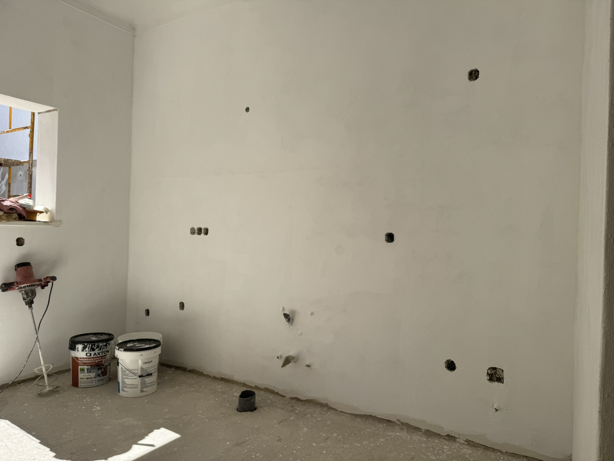 Kitchen wall south
