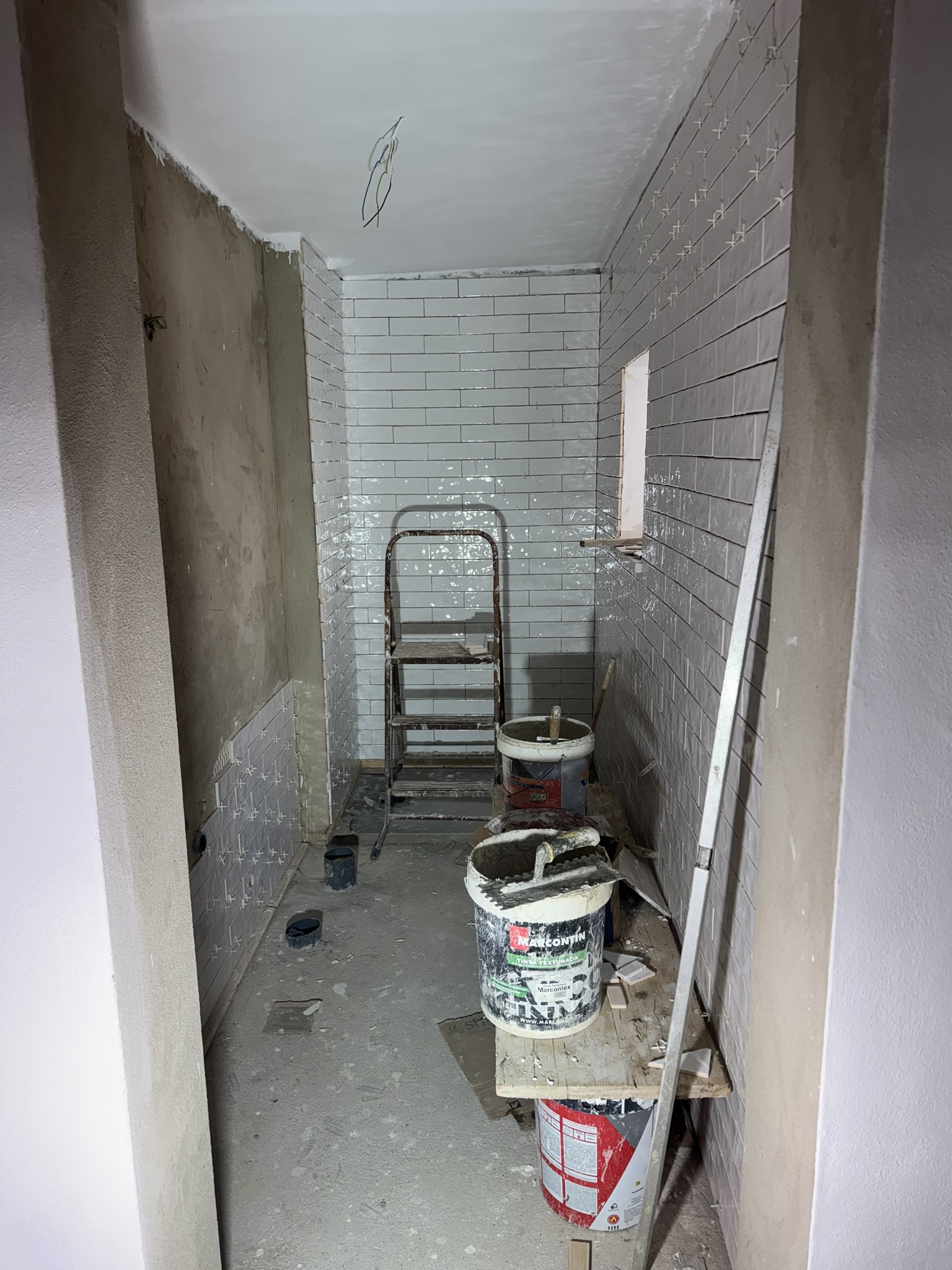 En-suite bathroom wall tiles