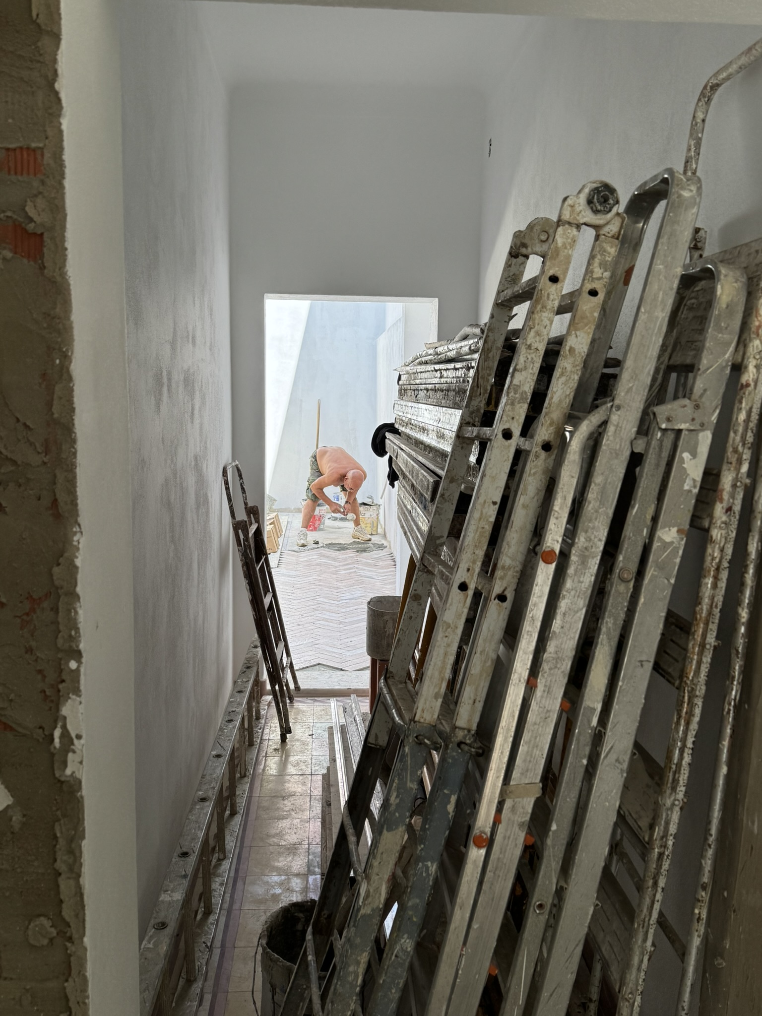Passage to courtyard